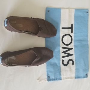brown slip on Toms